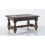Modellino di tavolo fratino in legno, Francia, fine del XIX secolo. Piano intagliato, H cm