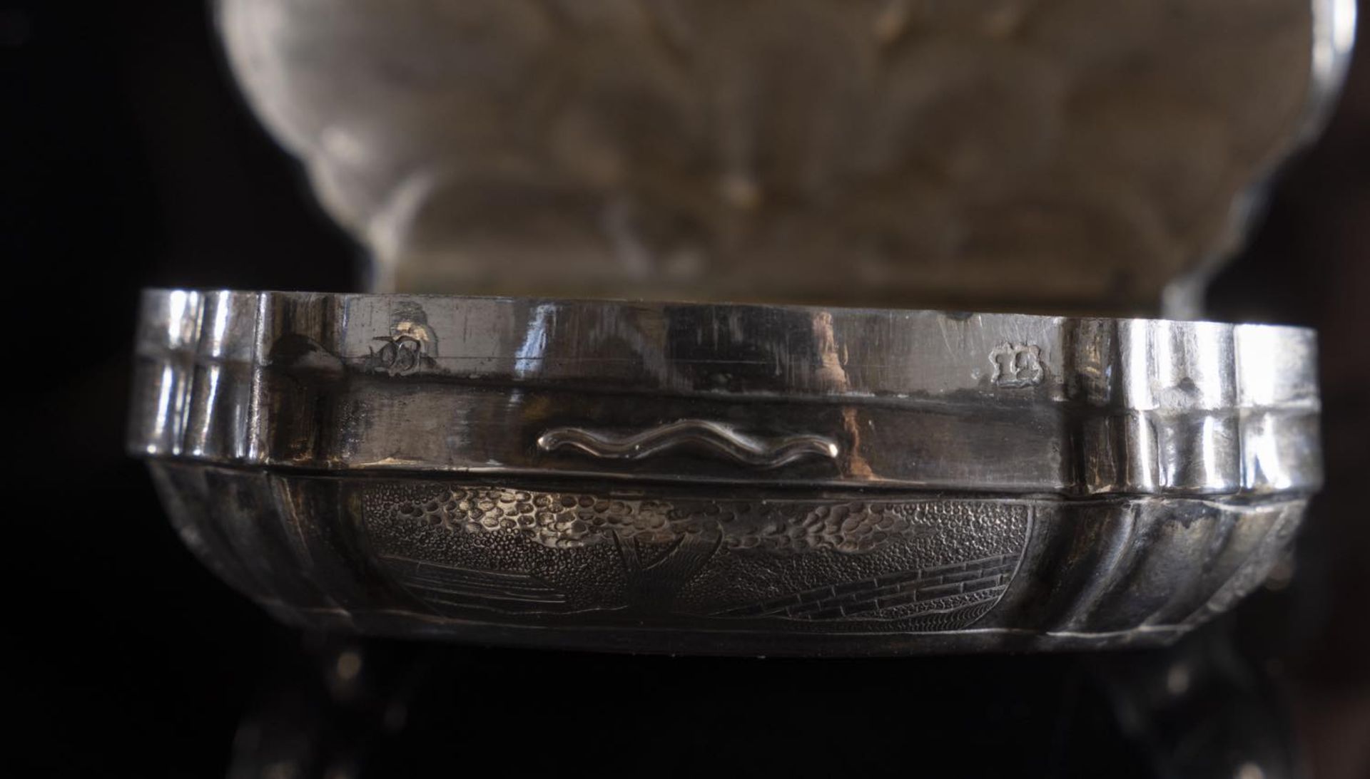 Scatolina in argento a forma di Conchiglia, XX secolo Superficie finemente cesellata, interno in - Image 3 of 3