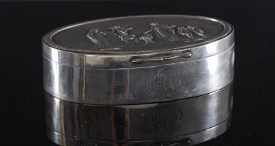 Scatola portagioie in argento, Inghilterra, inizi del XX secolo. Corpo a sezione ovale con