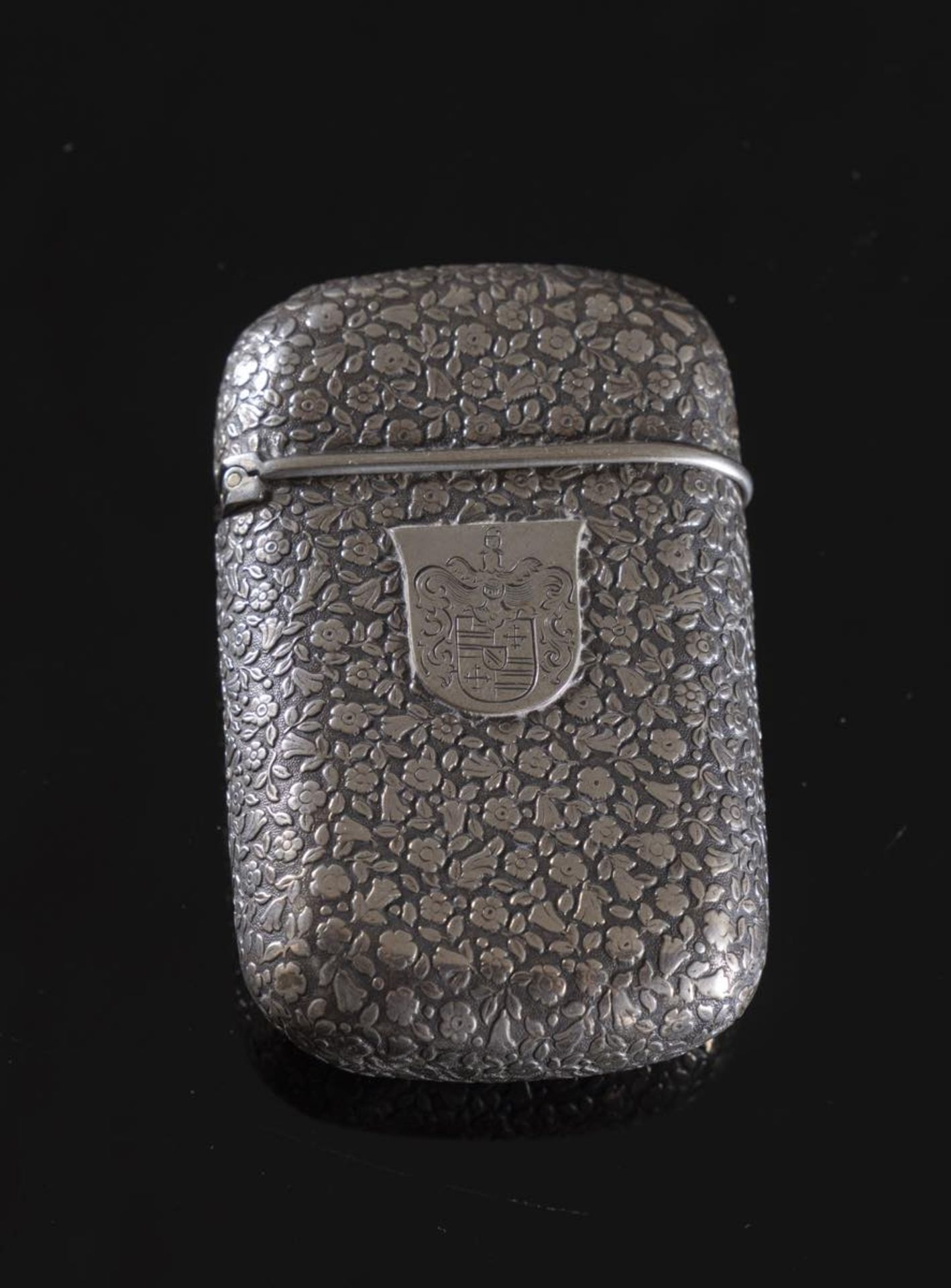 Piccolo contenitore in argento, Germania, XX secolo. Superficie cesellata a motivo floreale