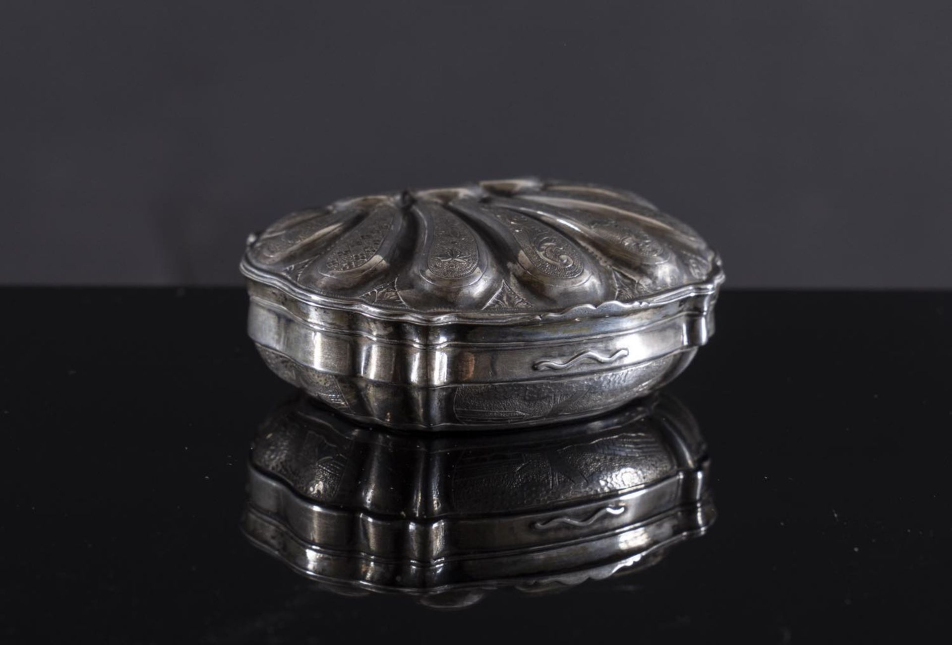 Scatolina in argento a forma di Conchiglia, XX secolo Superficie finemente cesellata, interno in - Image 2 of 3