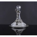 Decanter in cristallo molato con presa e piatto d’appoggio in argento, XX secolo. Decanter