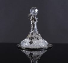 Decanter in cristallo molato con presa e piatto d’appoggio in argento, XX secolo. Decanter
