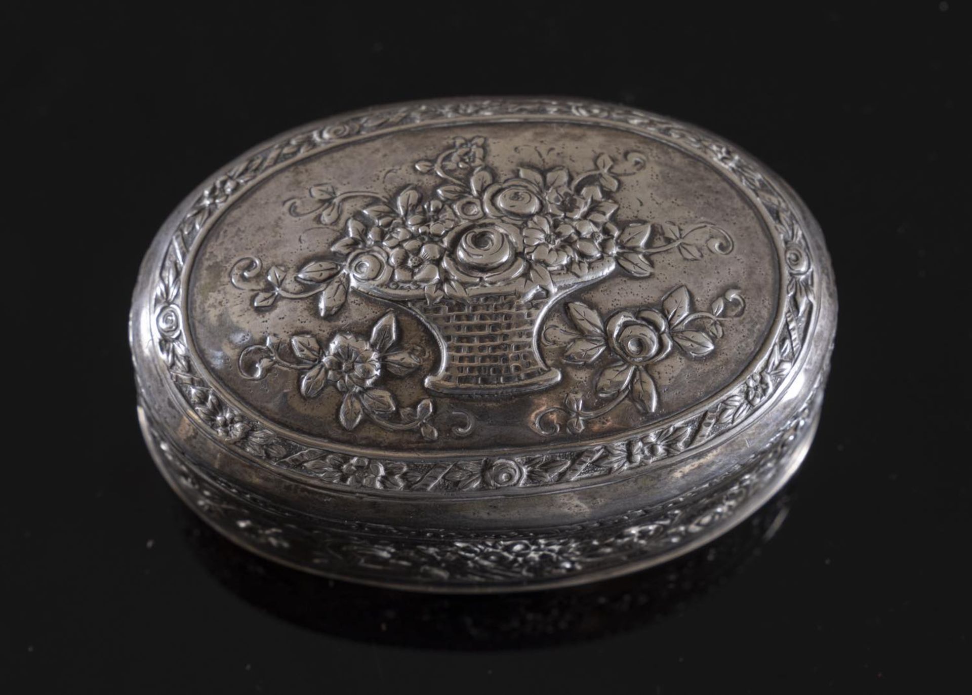 Scatola ovale in argento, XX secolo. Superficie lavorata a sbalzo a motivo floreale, coperchio - Bild 2 aus 2