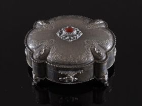 Scatola in argento con cabochon di pietra dura, XX secolo. Corpo a sezione polilobata poggiante su