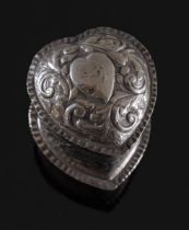 Scatola a forma di cuore in argento, XX secolo. Superficie riccamente lavorata a sbalzo a motivo di