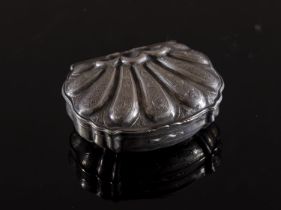 Scatolina in argento a forma di Conchiglia, XX secolo Superficie finemente cesellata, interno in