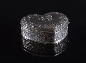Scatola a forma di cuore in argento, XX secolo. Superficie cesellata a ramages vegetali e floreali,