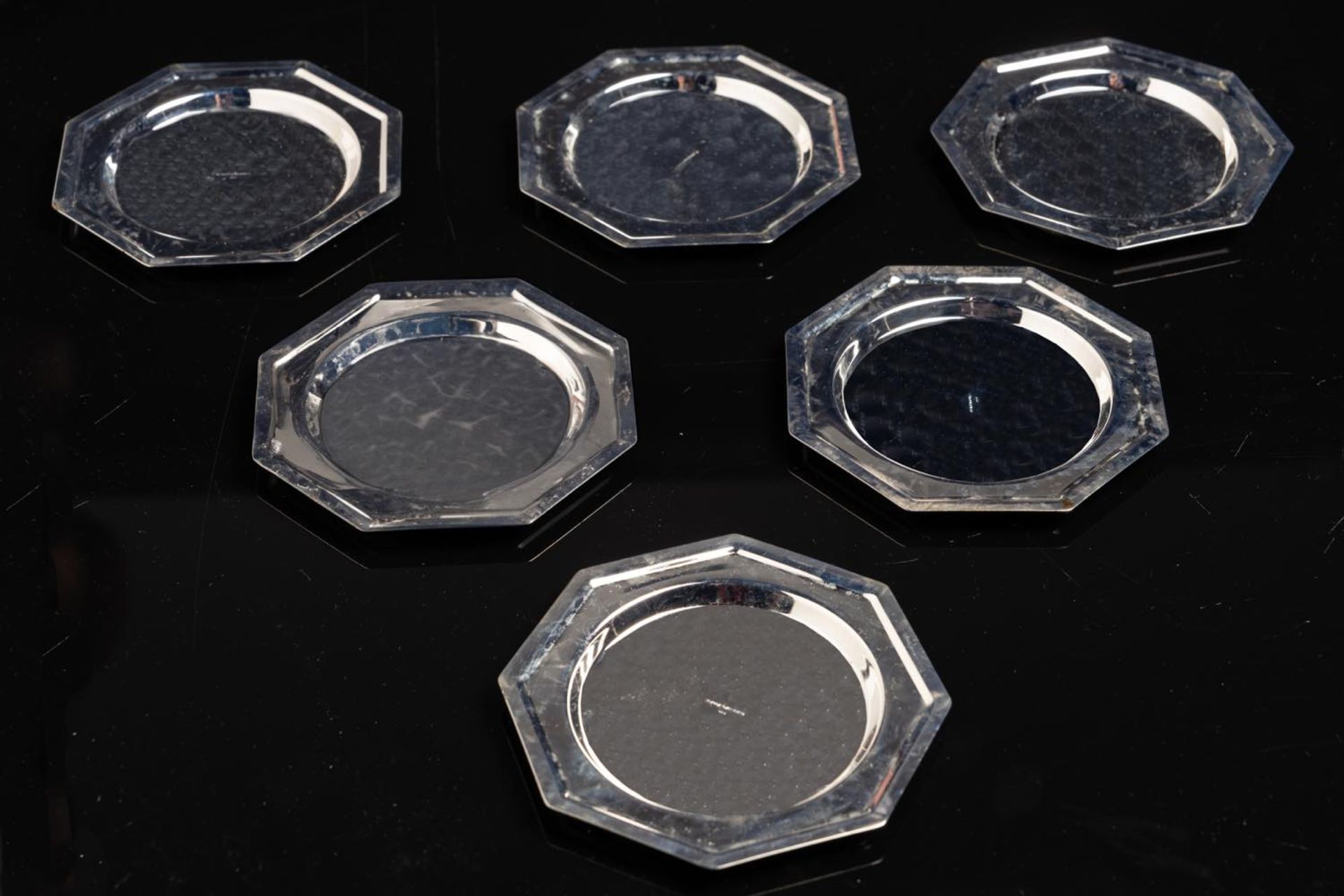 Lotto di sei piattini ottagonali placcati in argento 999, XX secolo. Recano nel cavetto incisione