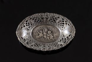 Piattino ovale in argento, XX secolo. Bordo lavorato a traforo intervallato da decorazioni