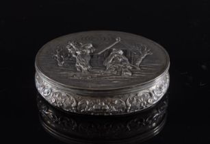 Scatola ovale in argento, XX secolo Corpo a sezione ovale lievemente bombata, superficie riccamente