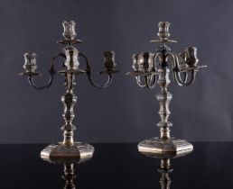 Crichton Bros. Argentieri, Coppia di importanti candelabri in argento e vermeil a 5 bracci, Londra,