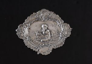 Piattino polilobato in argento, XX secolo. Superficie riccamente cesellata con bordo decorato da