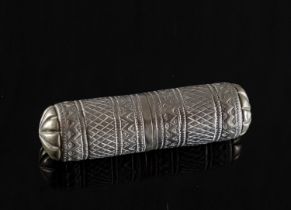 Piccolo contenitore cilindrico in argento, XX secolo. Superficie cesellata con motivi geometrici,