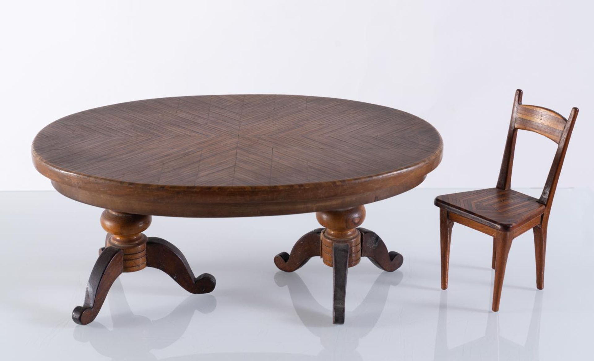 Modellino di tavolo ovale con sedia in legno intarsiato, Italia, Anni ‘50/’60. Tavolo H cm