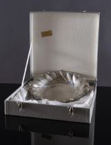 Svuotatasche in argento con bordo sagomato, XX secolo. Superficie liscia, bordo decorato da