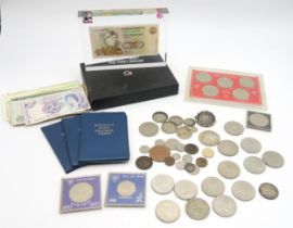 Mixed British currency, to include a Victoria 1887 Crown mounted as a brooch, commemorative