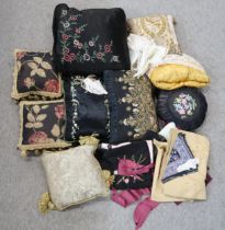 Assorted cushions, blankets, table linen etc Condition Report:No condition report available.