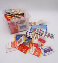 GREAT BRITAIN Royal Mail a large quantity of decimal booklets over 500 booklets Condition Report: