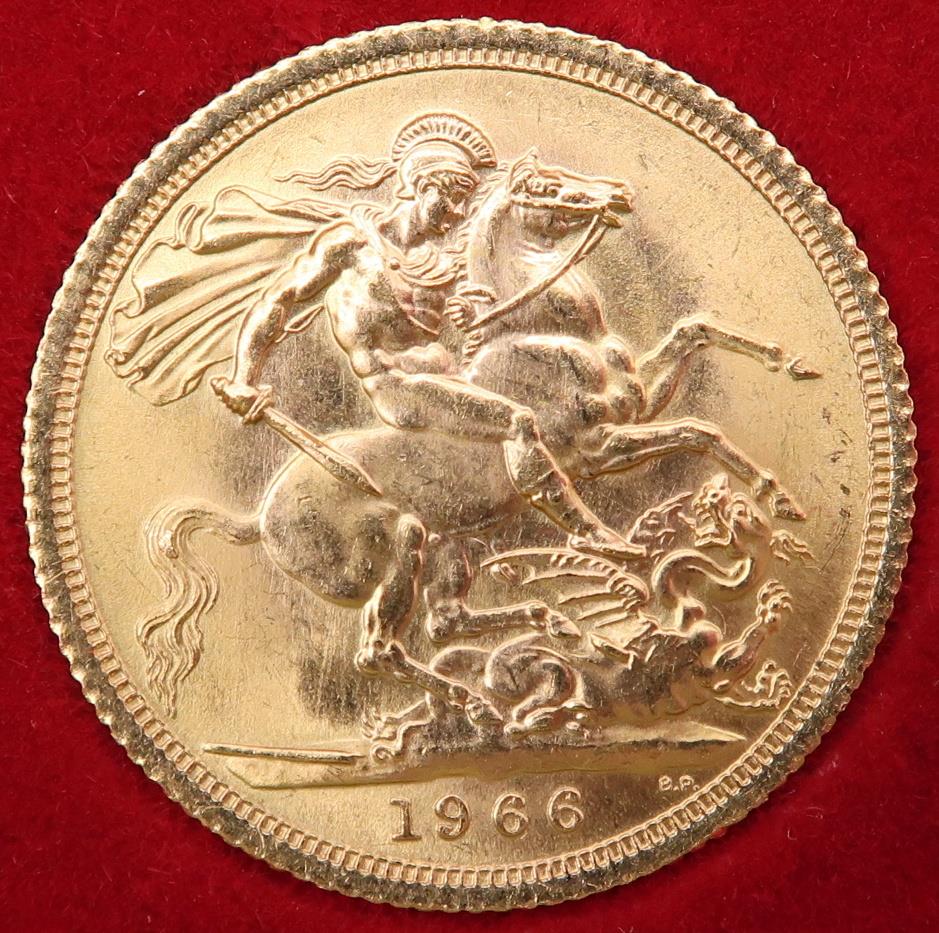 ELIZABETH II (1952-2022) 1 Sovereign 1966 Obverse 1st portrait of Queen Elizabeth II laureate - Image 2 of 2