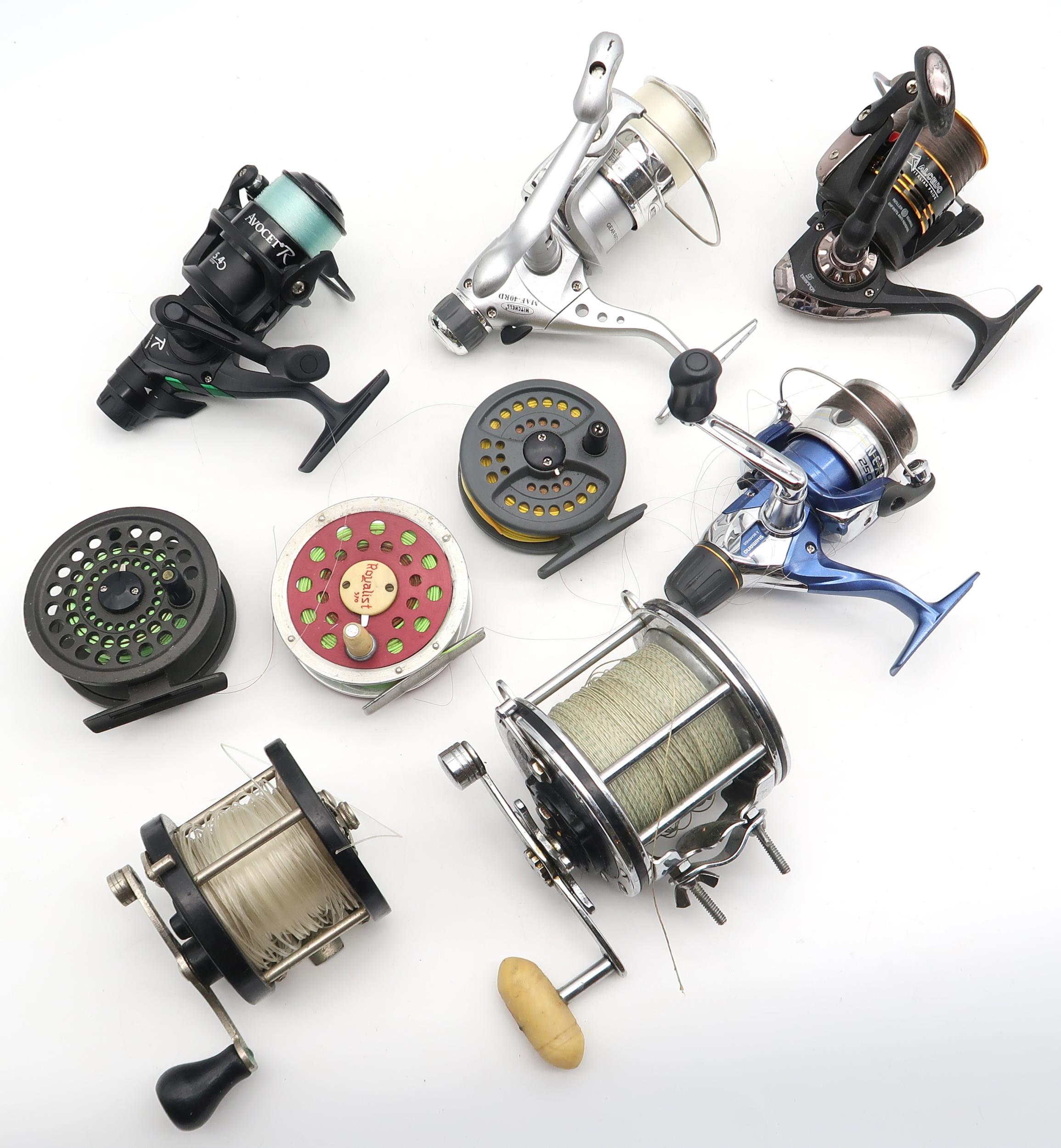 A collection of fishing reels, to include Penn 4/0 Senator, Daiwa Lochmor-S 300 and Mitchell - Image 2 of 4