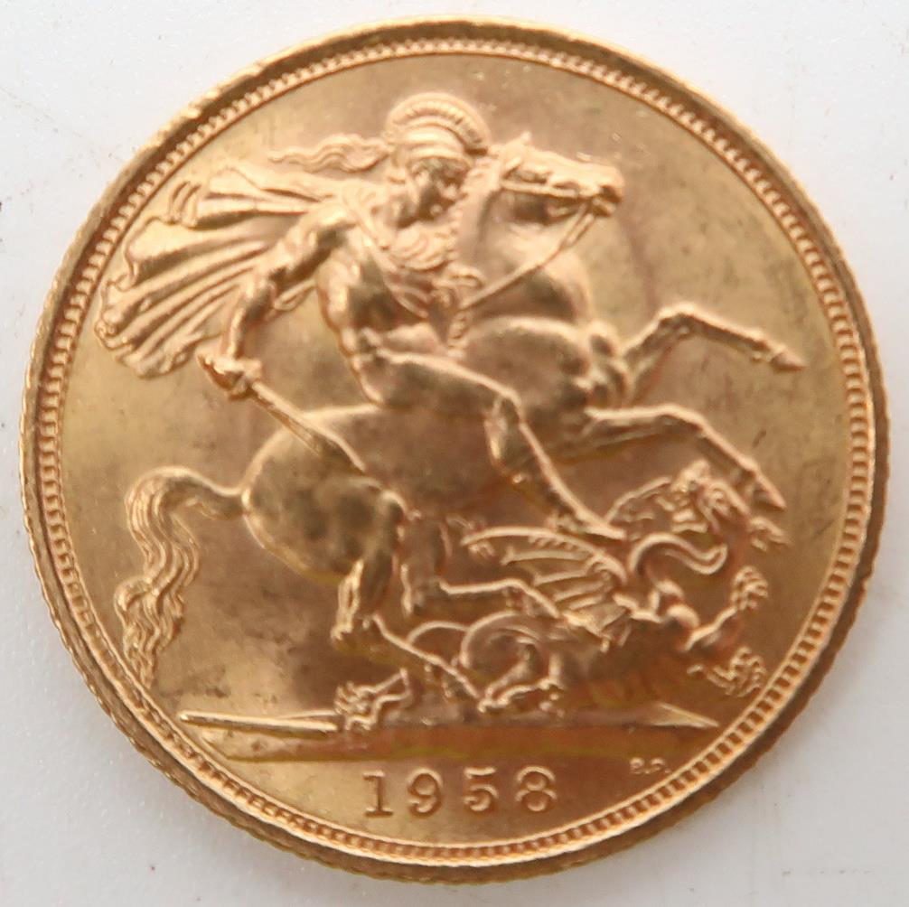 Elizabeth II (1952-2022) 1 Sovereign 1958 Obverse 1st portrait of Queen Elizabeth II laureate - Image 2 of 2