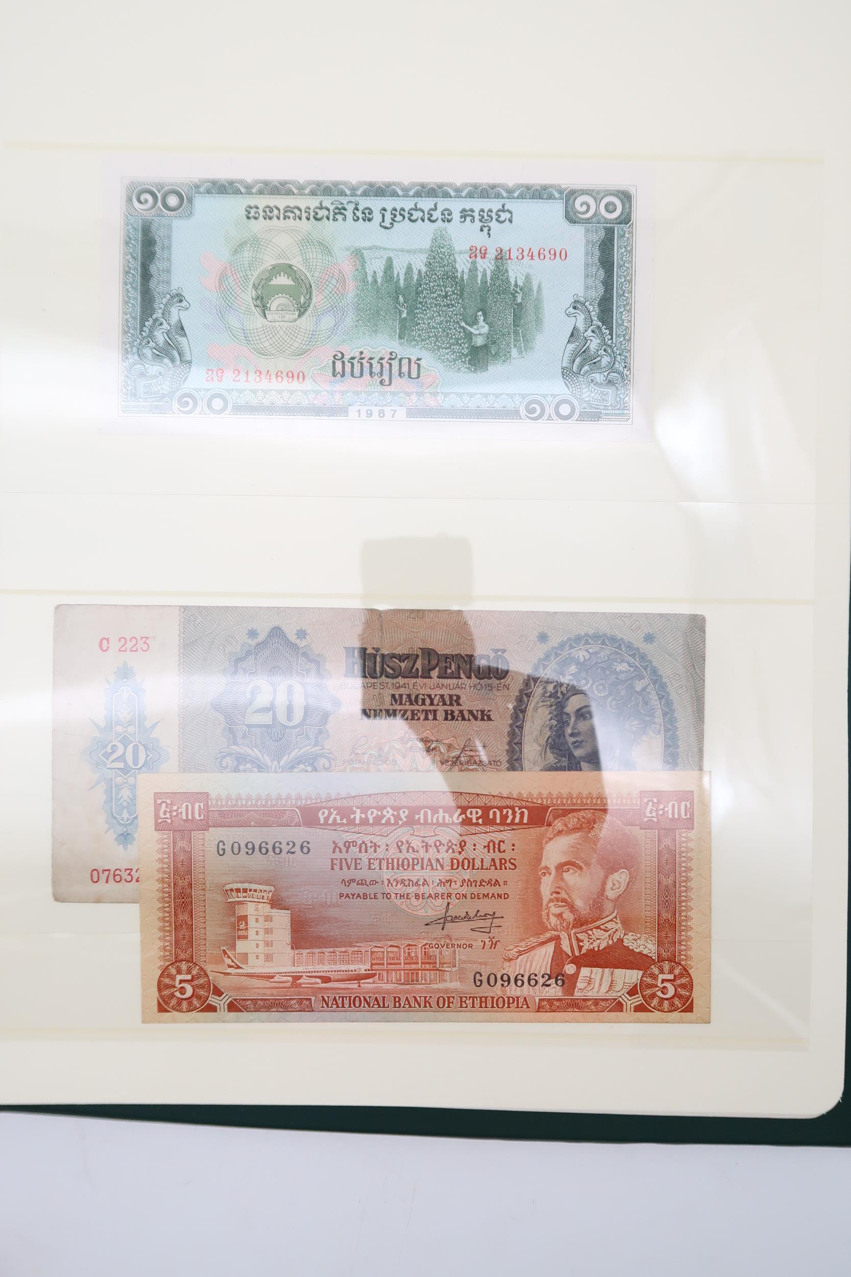 A collection of Great Britain with George V One Pound and Elizabeth II together with an unusual - Image 8 of 31