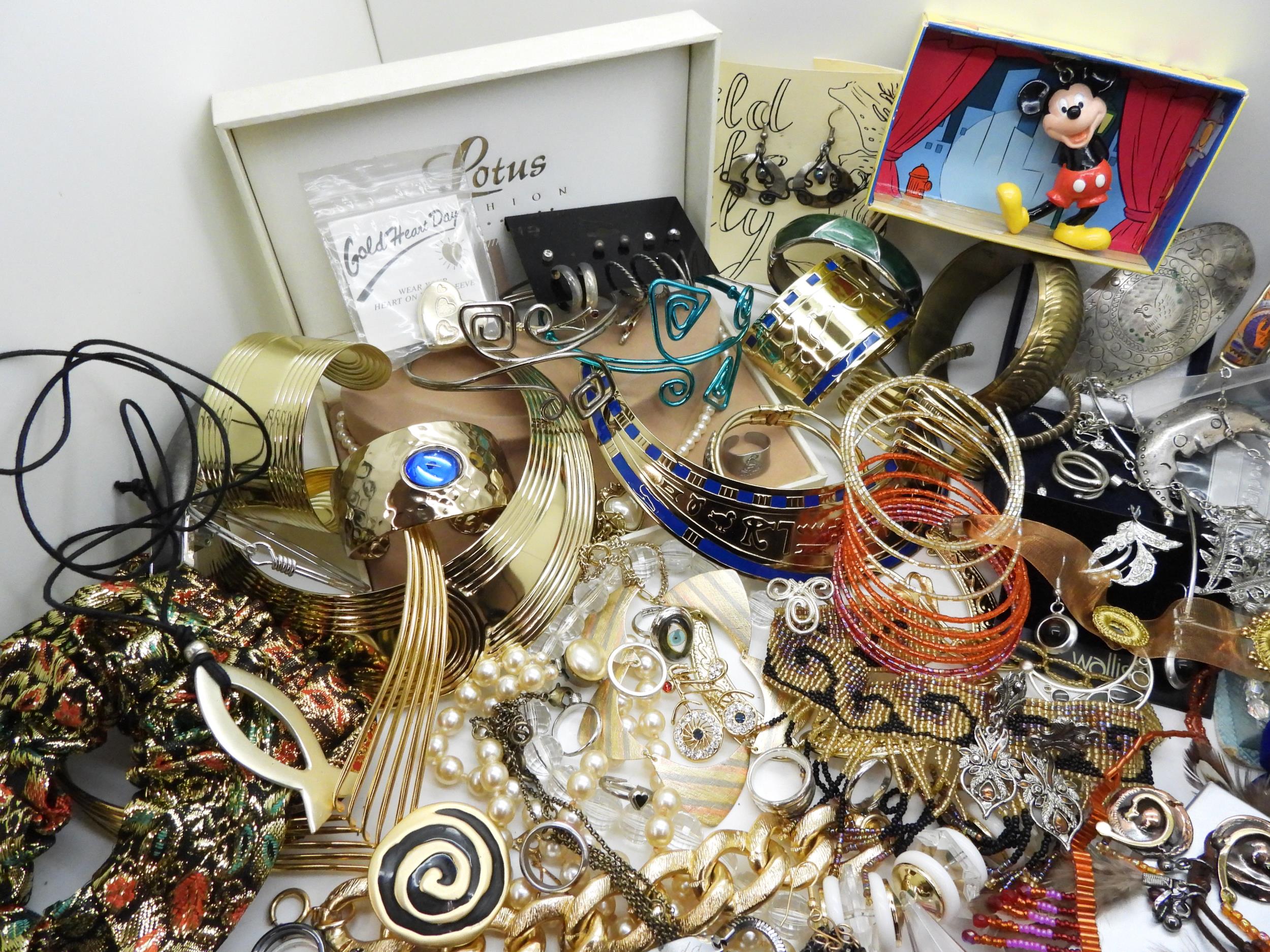 Costume jewellery to include boxed items by Mickey, an Egyptian designed torc necklace and cuff, - Image 4 of 4