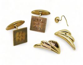 A pair of retro star engraved 9ct gold cufflinks with London 1978 hallmarks , and three (af) 9ct