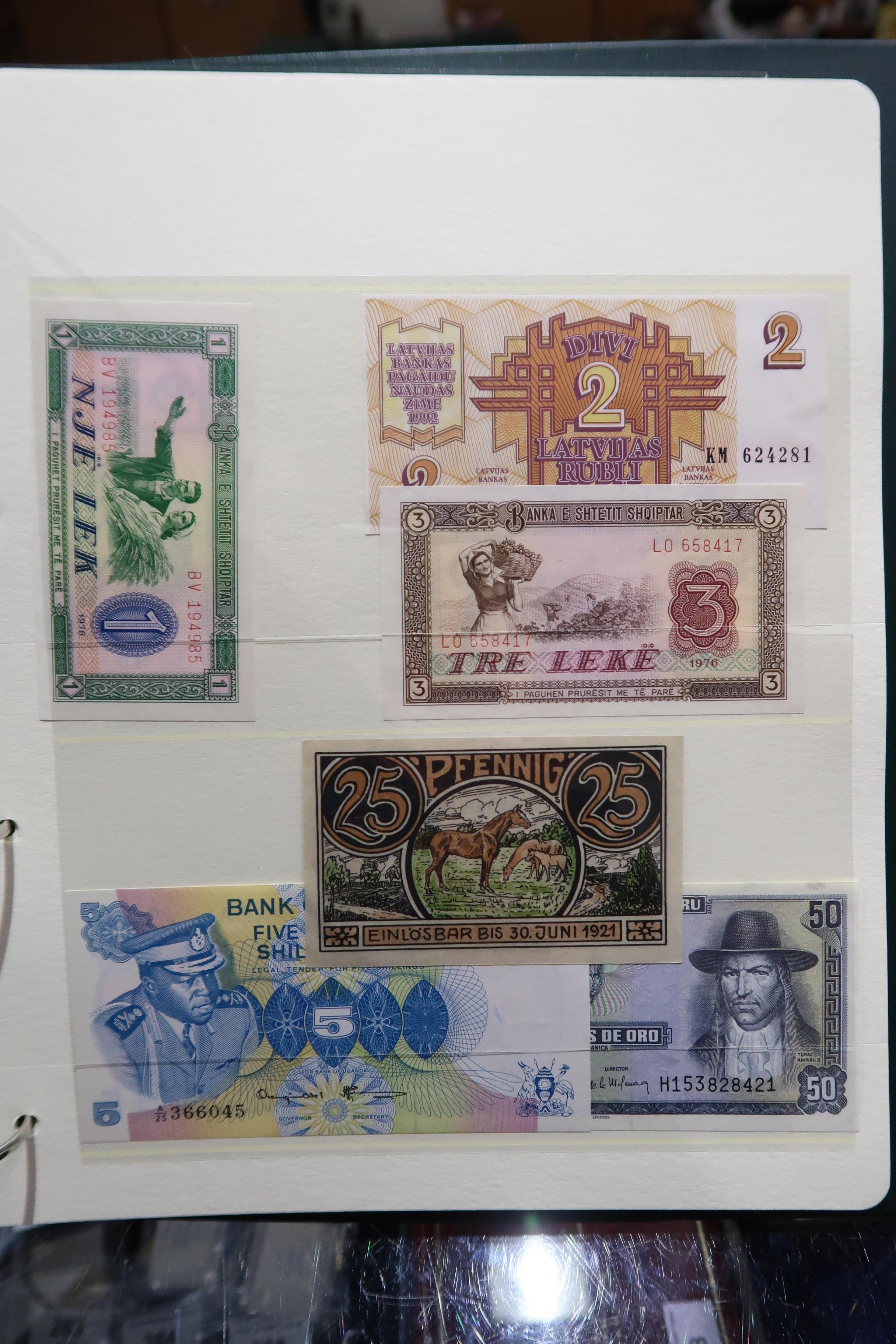 A collection of Great Britain with George V One Pound and Elizabeth II together with an unusual - Image 25 of 31