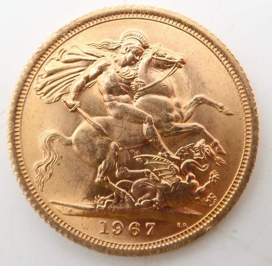 Elizabeth II (1952-2022) 1 Sovereign 1967 Obverse 1st portrait of Queen Elizabeth II laureate - Image 2 of 2