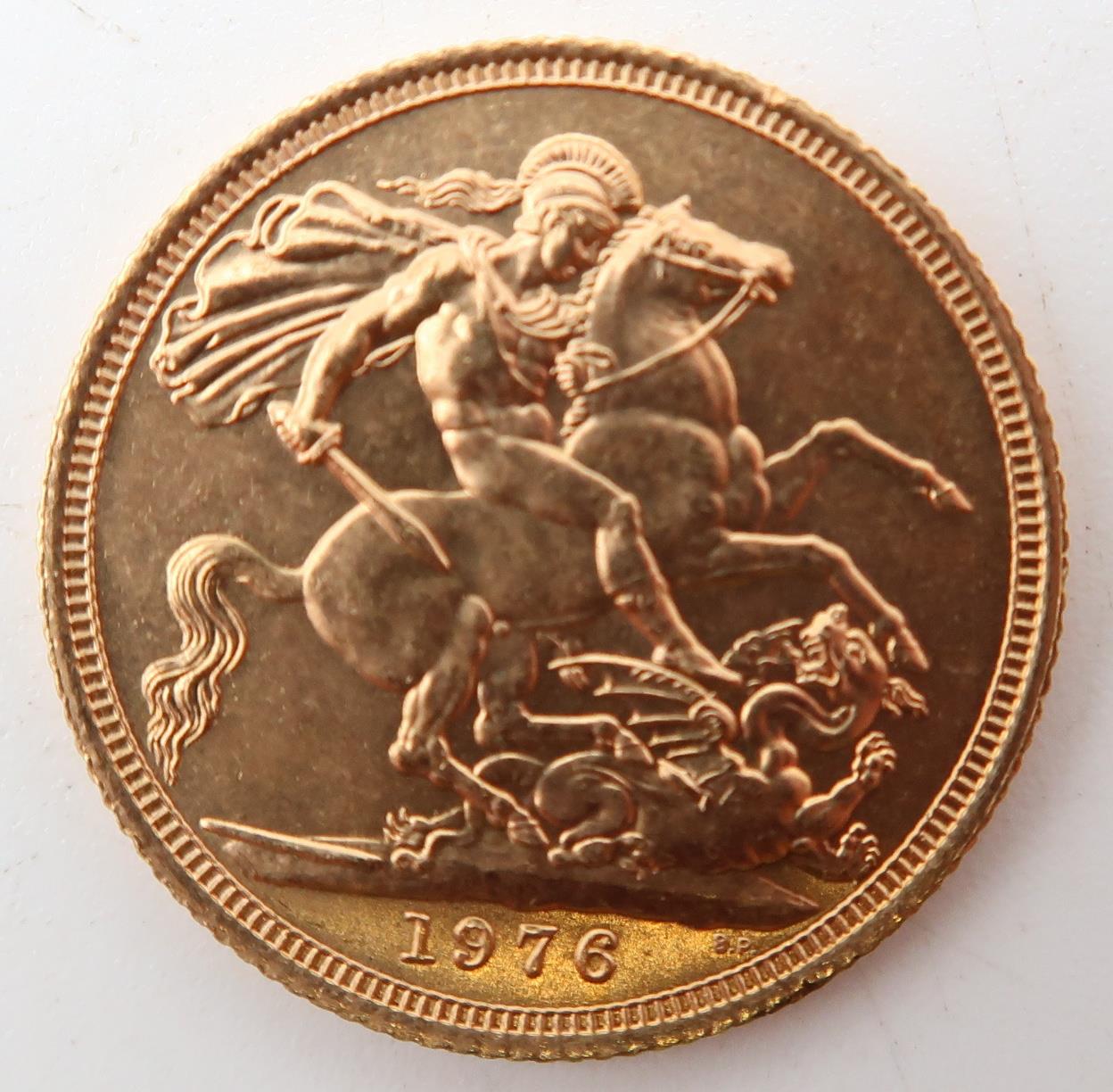 Elizabeth II (1952-2022) 1 Sovereign 1976 Obverse second crowned portrait of HM Queen Elizabeth II - Image 2 of 2