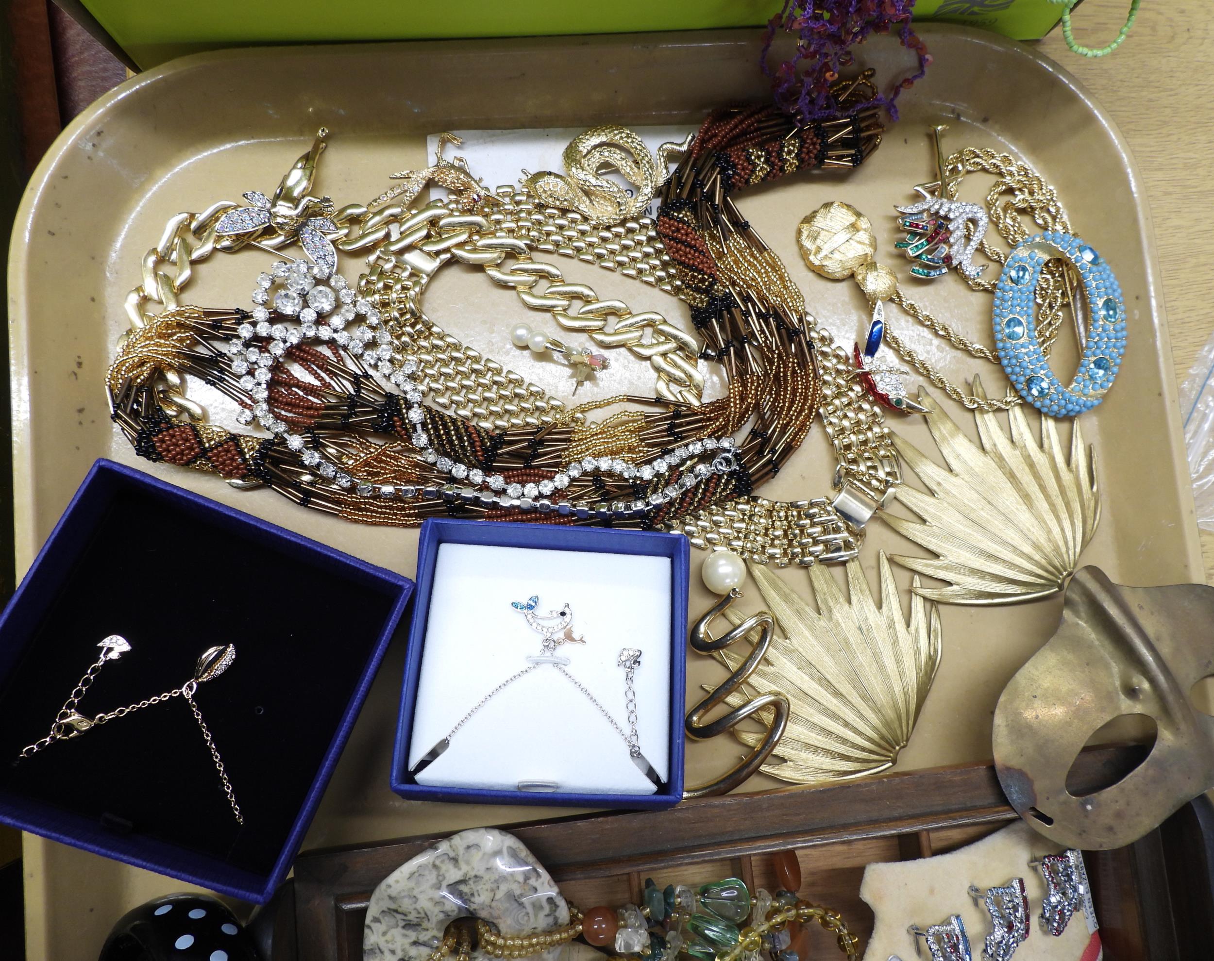 A large collection of vintage costume jewellery, to include palm frond , dress clips, statement - Image 3 of 4