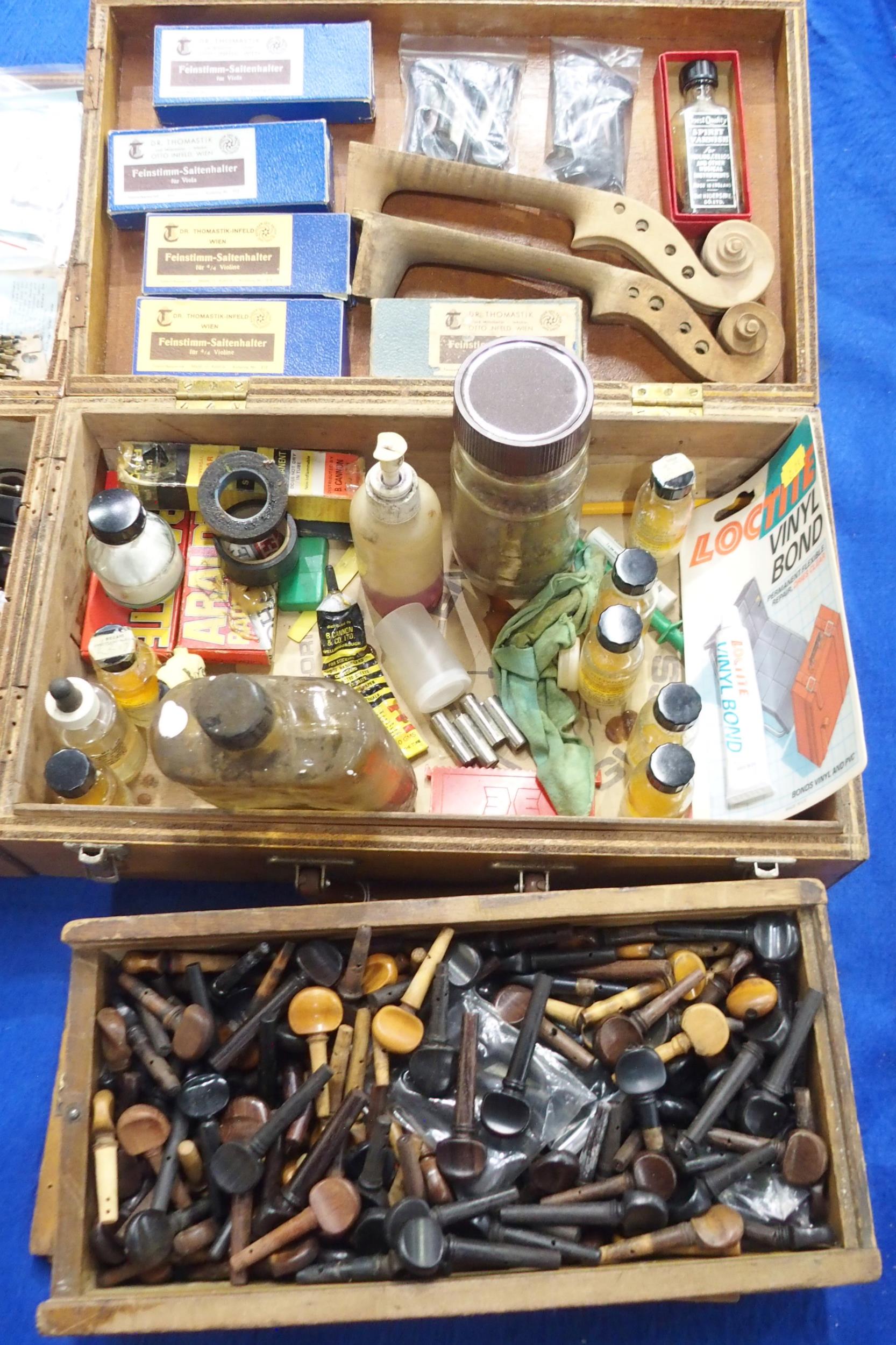 A lot comprising the contents of a luthier's workshop to include various violin parts, violin makers - Image 2 of 6