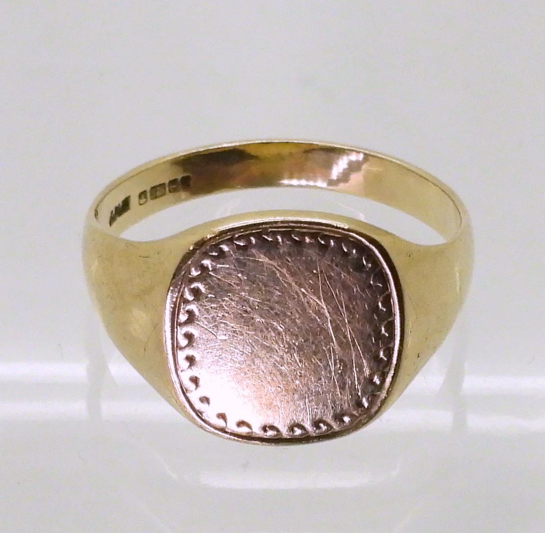 A 9ct gold signet ring, size V, weight 5gms Condition Report:Available upon request - Image 2 of 3