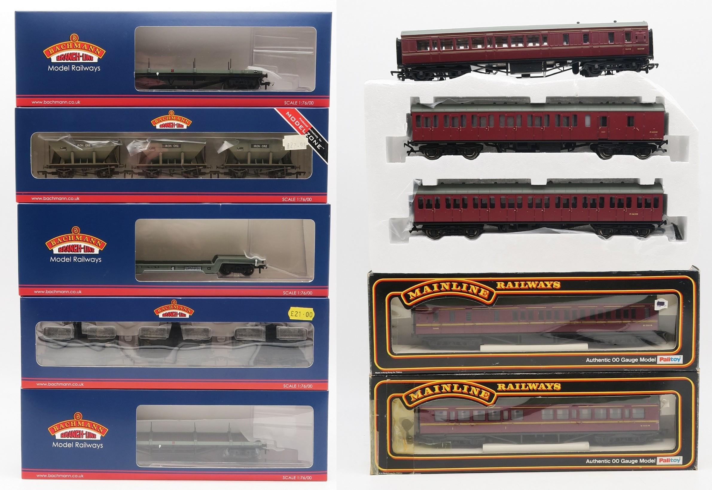 Bachmann Brach-Line 00-gauge goods wagons, boxed - 37-500Y Set of 24T Hopper Wagons BR Grey 'Iron