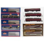 Bachmann Brach-Line 00-gauge goods wagons, boxed - 37-500Y Set of 24T Hopper Wagons BR Grey 'Iron