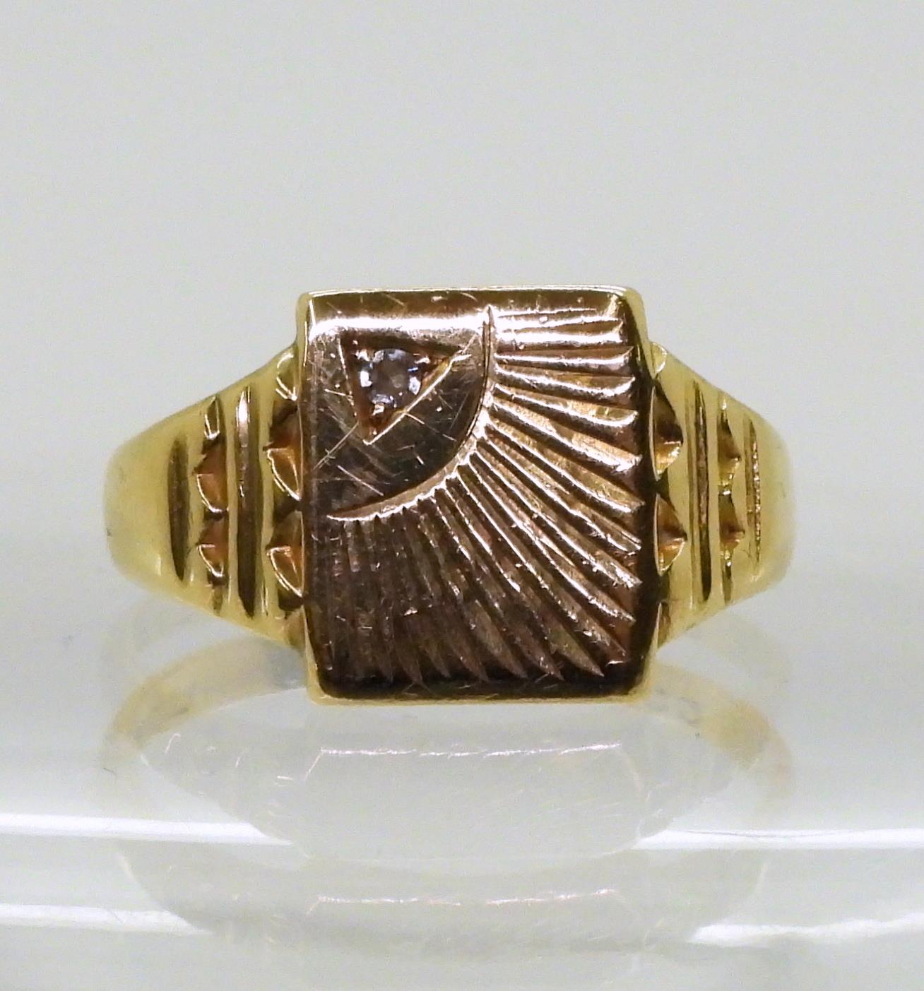 An 18ct gold gents signet ring, with sunrise design, set with a diamond, finger size U, weight 5. - Image 2 of 5