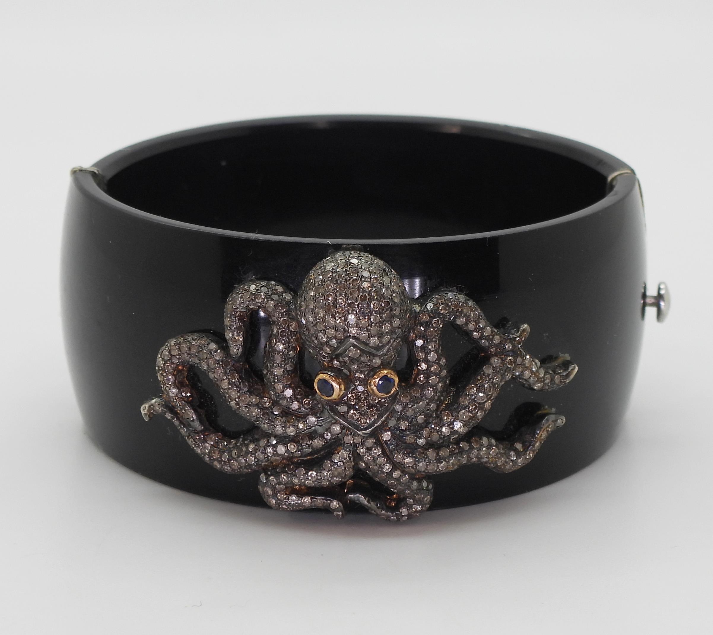 An octopus bangle, the white and yellow metal octopus, is completely pave set with brilliant cut - Image 2 of 4