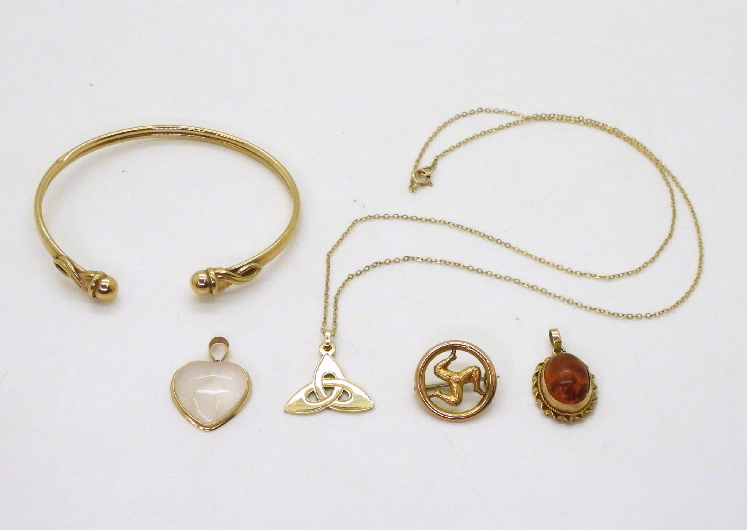 A 9ct gold bangle, celtic knot pendant and chain, Isle of Man brooch, 9ct rose quartz heart and - Image 2 of 5