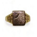 An 18ct gold gents signet ring, with sunrise design, set with a diamond, finger size U, weight 5.