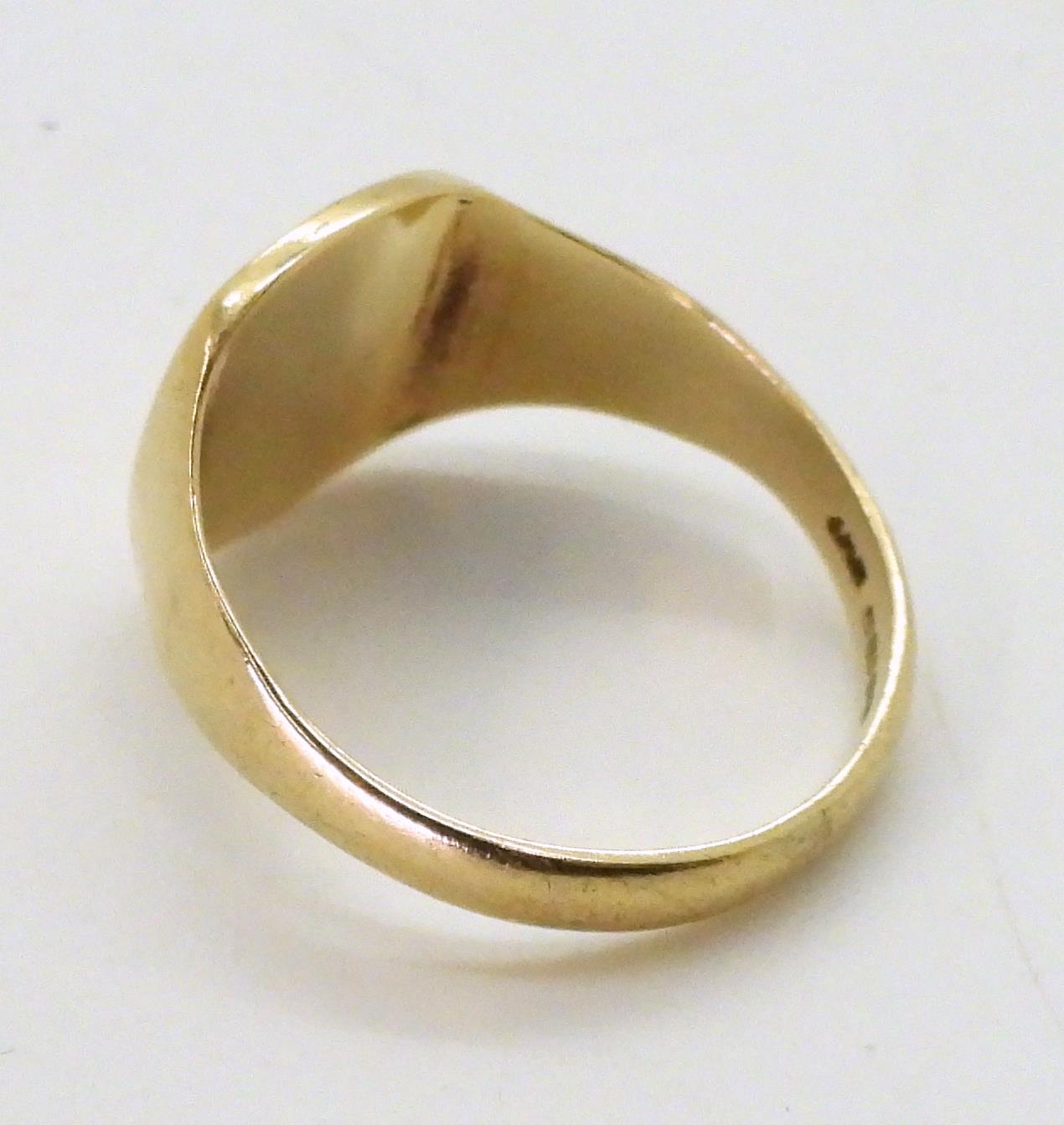 A 9ct gold signet ring, size V, weight 5gms Condition Report:Available upon request - Image 3 of 3