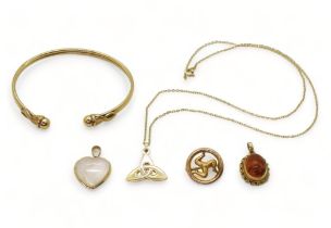 A 9ct gold bangle, celtic knot pendant and chain, Isle of Man brooch, 9ct rose quartz heart and