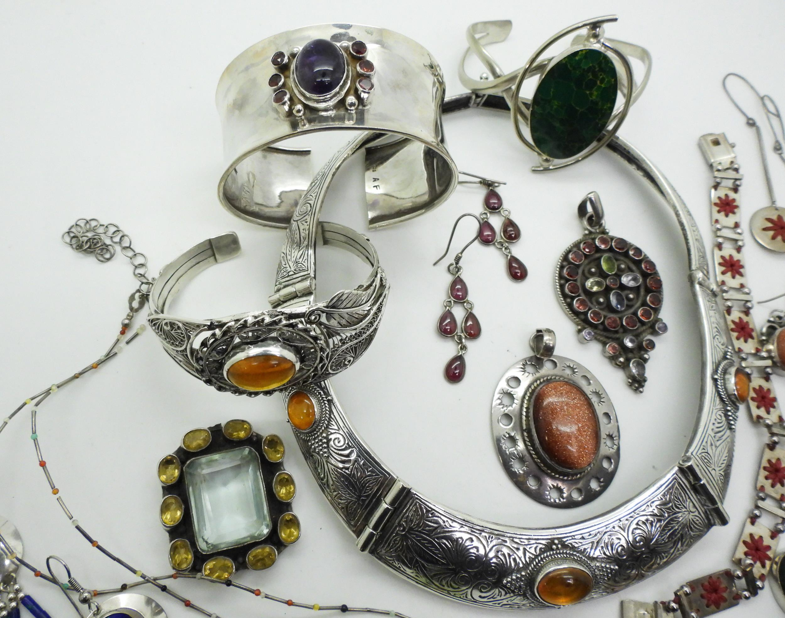 A collection of gem set silver jewellery to include an amber torc style necklace and similar - Image 2 of 4