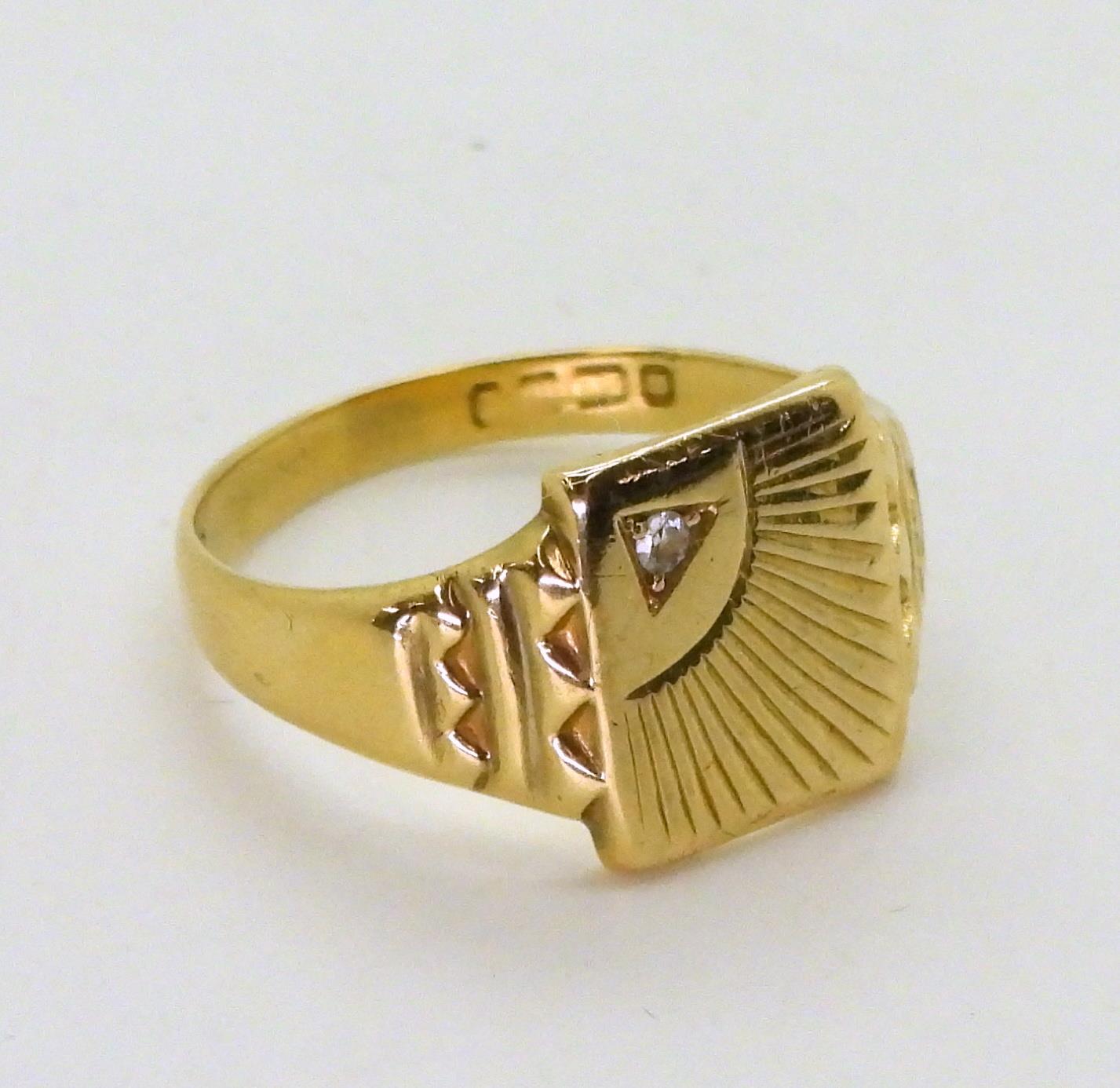 An 18ct gold gents signet ring, with sunrise design, set with a diamond, finger size U, weight 5. - Image 3 of 5