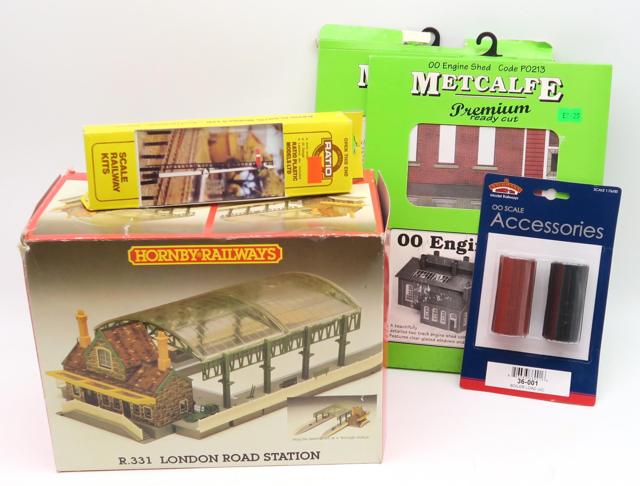 A large quantity of 00-gauge railway accessories, to include a Hornby R8211 Rolling Road, assorted - Image 4 of 8