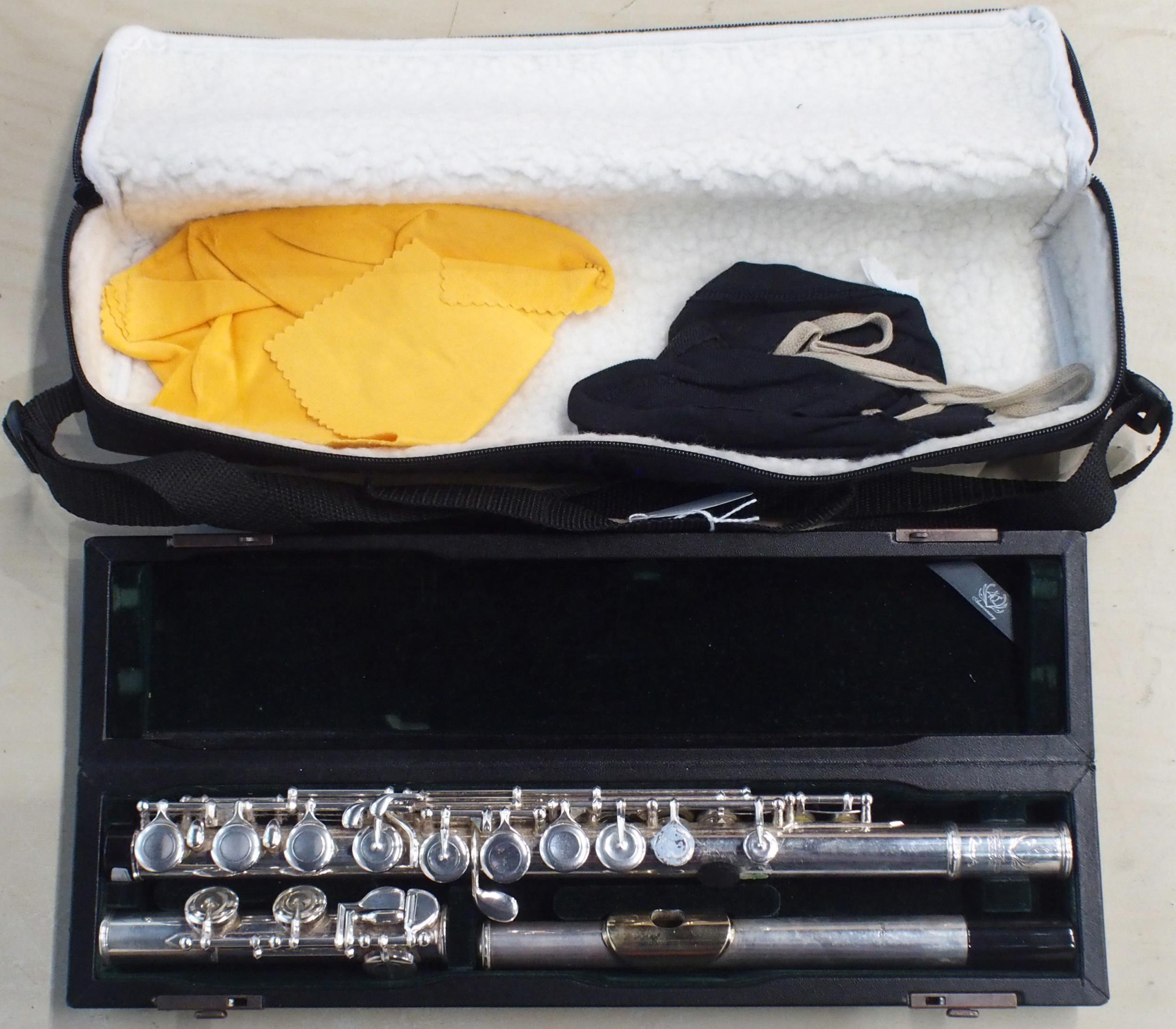 Pearl Quartz Flute Model PF-765 with gold lip-plate serial number A0066 with fitted case and Pearl