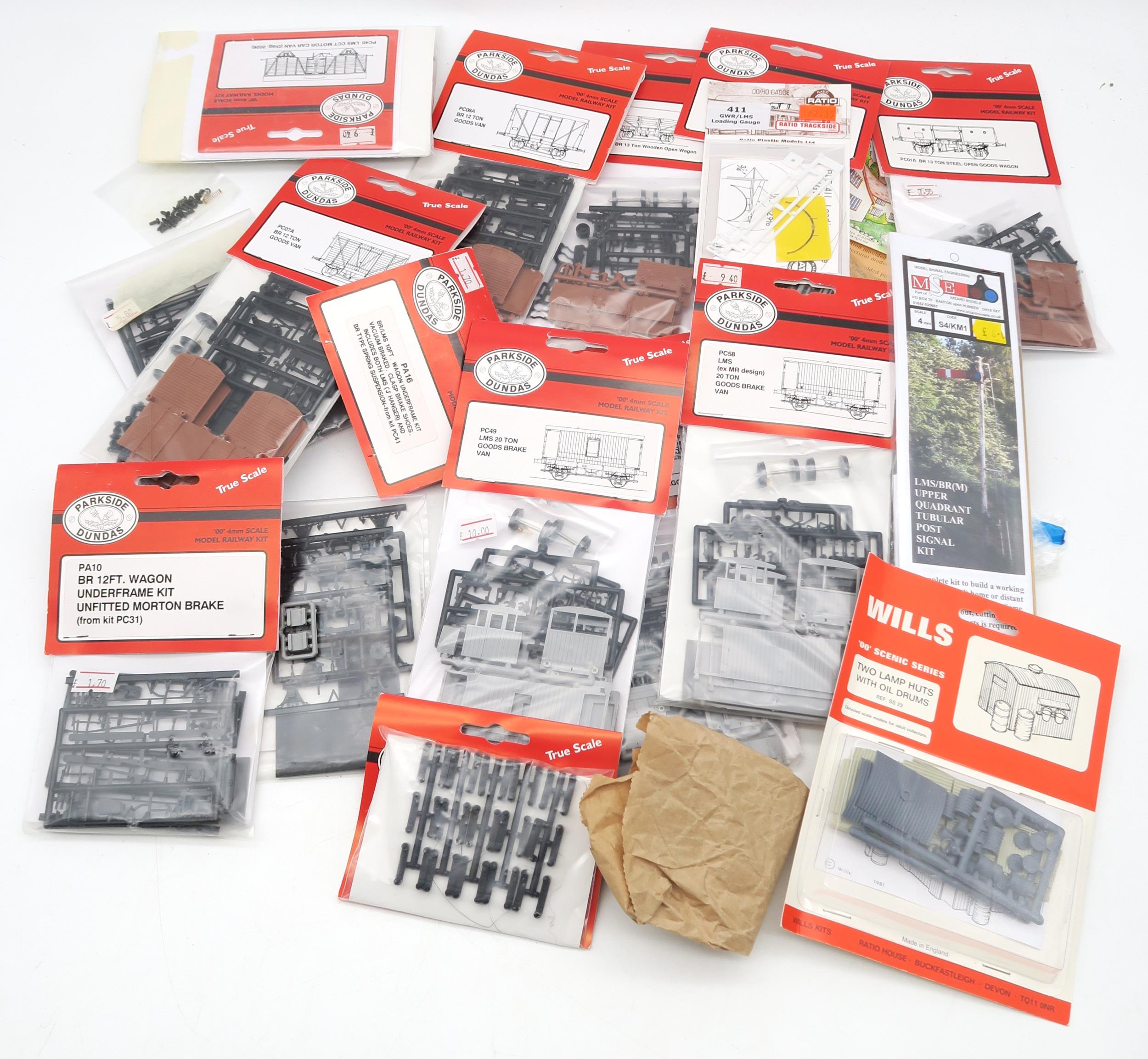A large quantity of 00-gauge railway accessories, to include a Hornby R8211 Rolling Road, assorted - Image 7 of 8