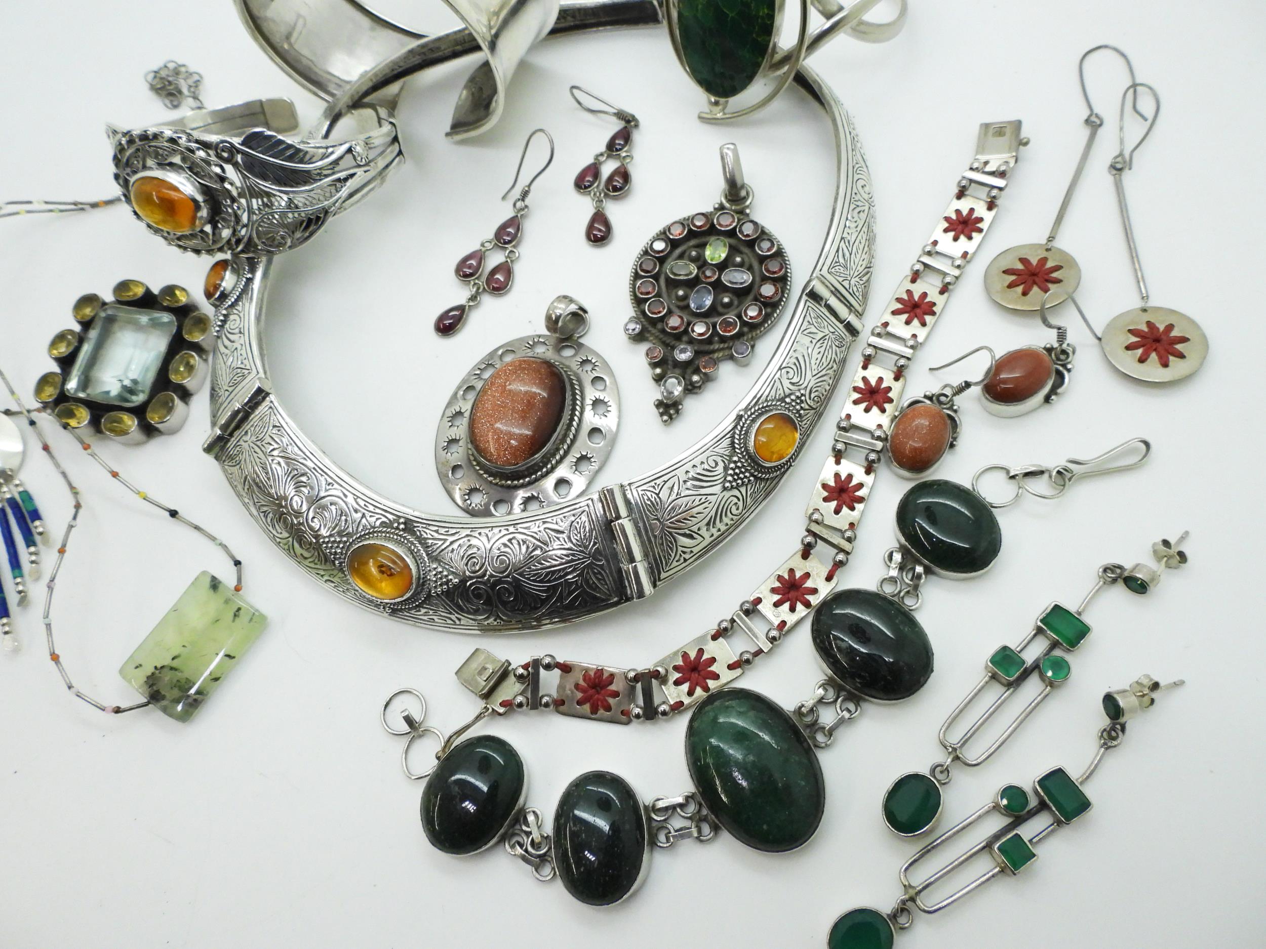 A collection of gem set silver jewellery to include an amber torc style necklace and similar - Image 4 of 4