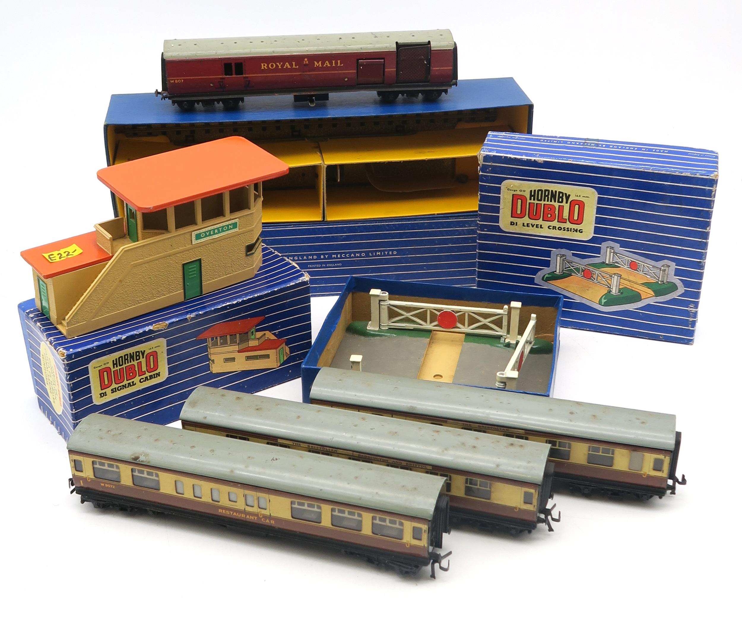 A quantity of mixed model railway, to include boxed Hornby Dublo station accessories, model kits - Image 2 of 4